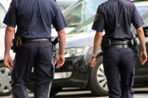 Policiais que teriam supostamente sentido odor de maconha não foram ouvidos, e juiz anula busca veicular
