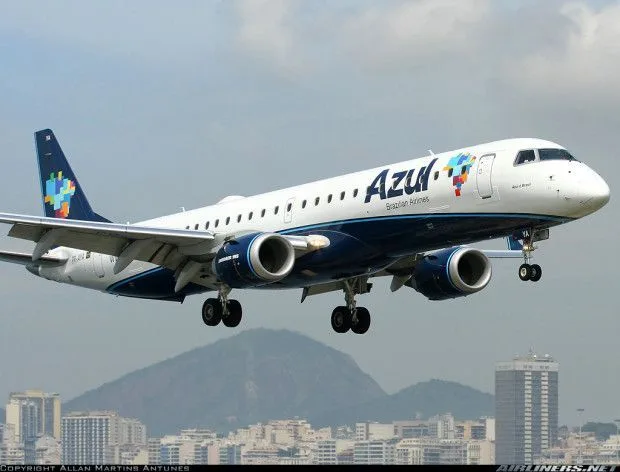 Azul tem de indenizar adolescente após mudança de voo ampliar conexão para mais de oito horas