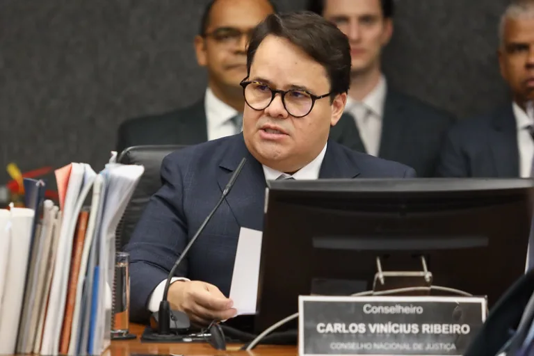 “80 milhões de processos não são estatísticas, são vidas esperando justiça”, afirma novo conselheiro do CNJ, Carlos Vinícius Ribeiro