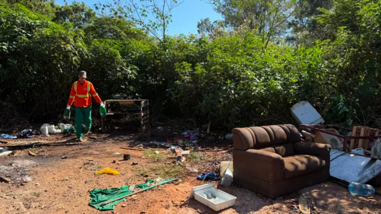 Prefeitura de Goiânia retira 72 toneladas de lixo e entulho de imóvel de acumulador na Vila Santana