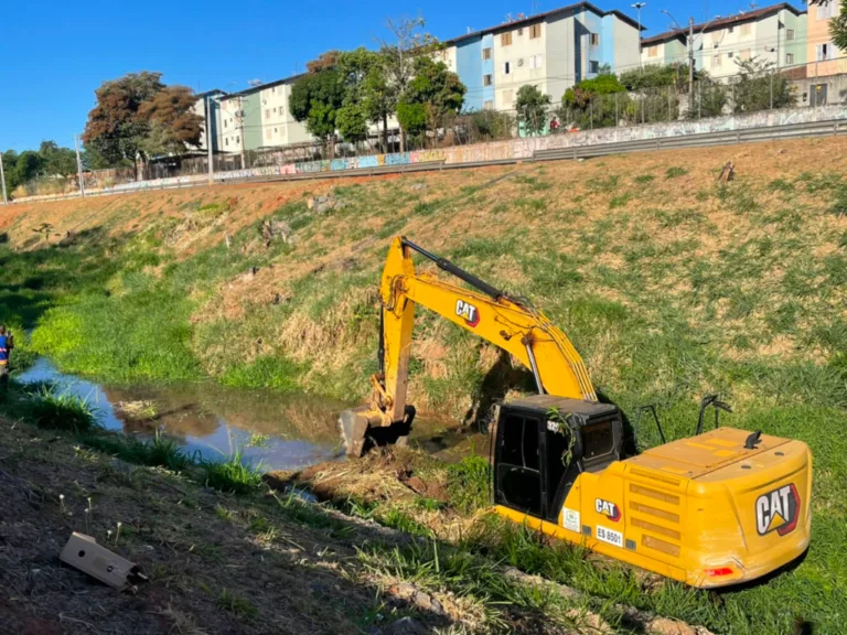 Prefeitura de Goiânia realiza força-tarefa de limpeza preventiva no Córrego Botafogo