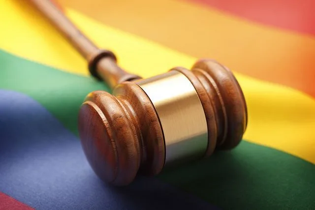 Justiça garante mamoplastia feminizante a mulher trans após negativa de plano de saúde