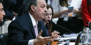 Relator da CCJ do Senado vota a favor da PEC do fim da escala 6x1