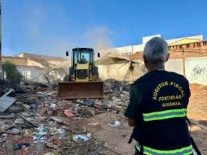 Ação da Prefeitura de Goiânia remove imóvel abandonado na Rua