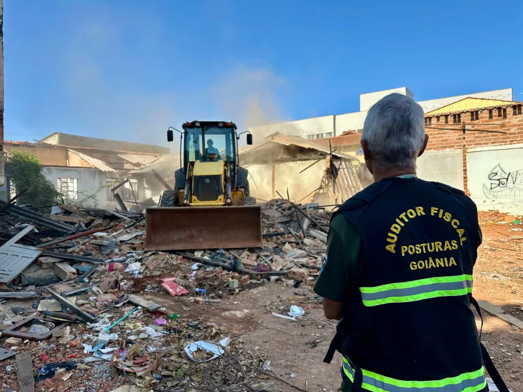Ação da Prefeitura de Goiânia remove imóvel abandonado na Rua