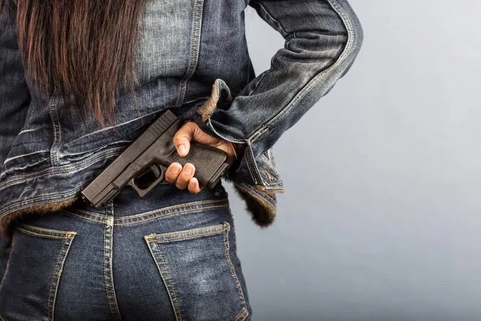 Promulgada lei que prevê auxílio de até R$ 5 mil para mulher vítima de violência comprar arma