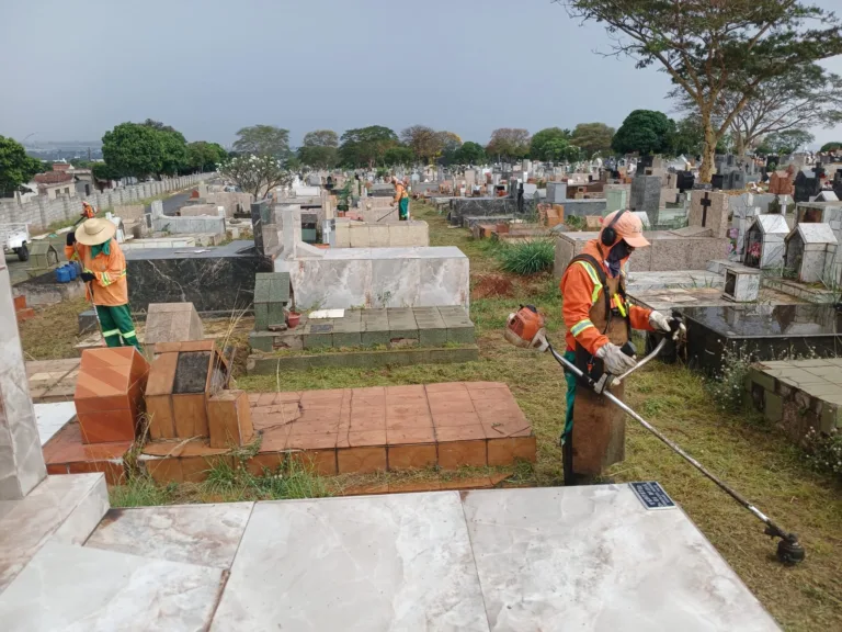Companhia de Urbanização de Goiânia faz limpeza no Cemitério Parque,