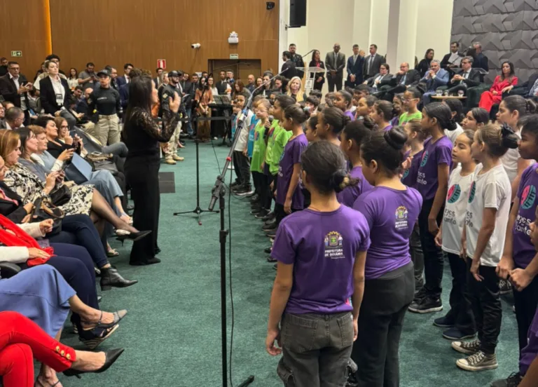 Coral Vozes em Canto leva alunos de três escolas ao