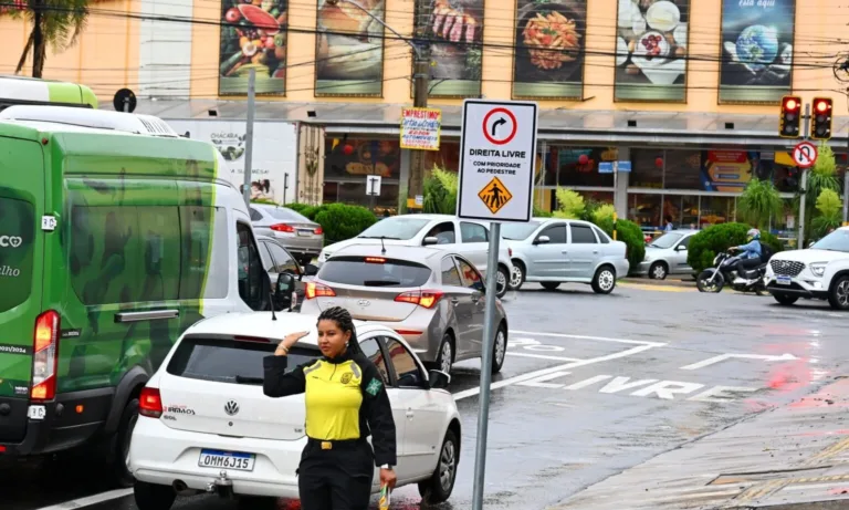 Direita livre ganha nova sinalização em 84 cruzamentos de Goiânia