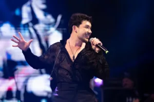 Cantor Hugo Vitti lança releitura de “Tocando em Frente” em show em Goiânia