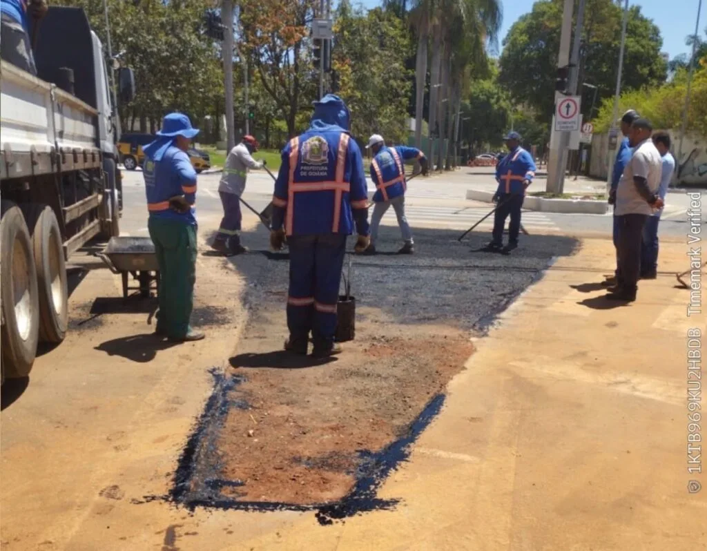 Equipes da Prefeitura de Goiânia retiram muretas e readequam circulação