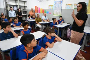 Escola municipal de Goiânia recebe prefeito Sandro Mabel em aula-modelo