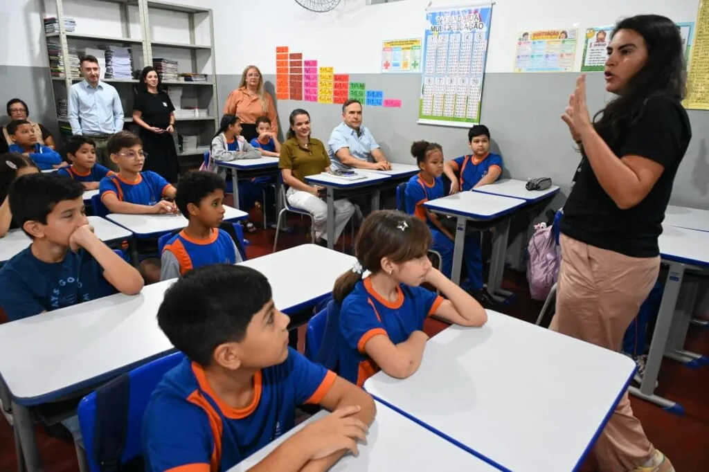 Escola municipal de Goiânia recebe prefeito Sandro Mabel em aula-modelo