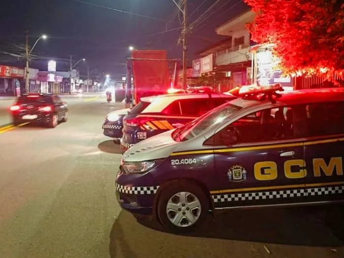 Guarda Civil de Goiânia flagra dois caminhões em descarte ilegal