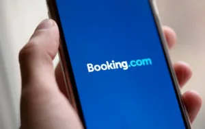 Booking.com terá de restituir e indenizar consumidor por falha na remarcação de hospedagem