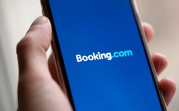 Booking.com terá de restituir e indenizar consumidor por falha na remarcação de hospedagem