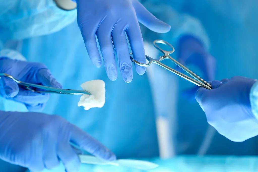 Médico e hospital devem custear reposição hormonal após retirada dos dois ovários de paciente durante cirurgia