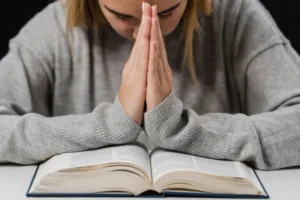 Adventista que teve pedido de folga aos sábados negado consegue rescisão indireta e indenização