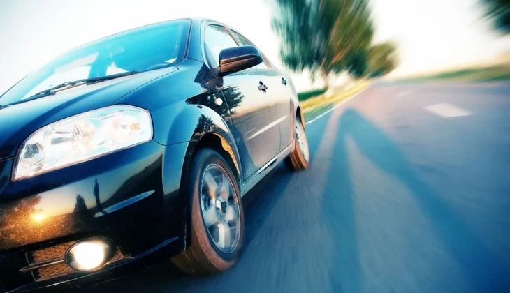 Motorista que teve carro atingido por detrito solto na BR-080 será indenizado por concessionária