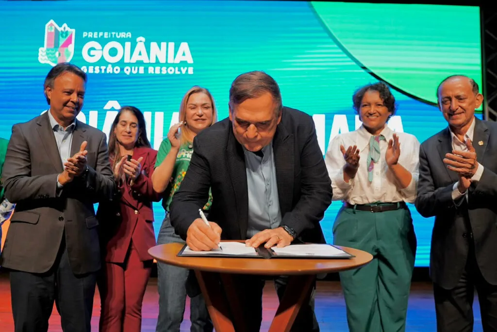 Lei sancionada por Sandro Mabel cria programa Goiânia + Humana