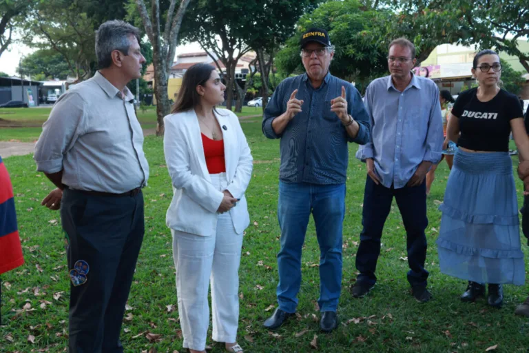 Moradores do Jardim América discutem com a Prefeitura reforma da