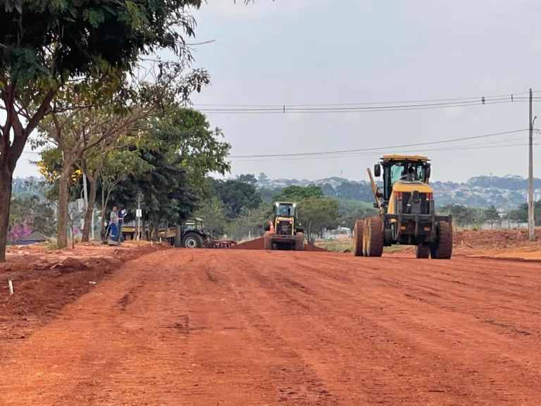Obras da Prefeitura de Goiânia reconfiguram rotatória da GO-070 na