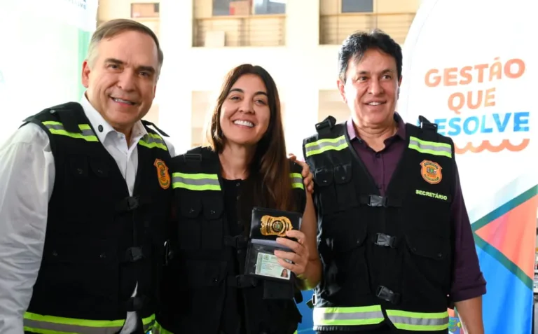 Prefeitura de Goiânia entrega 172 carteiras e coletes a auditores