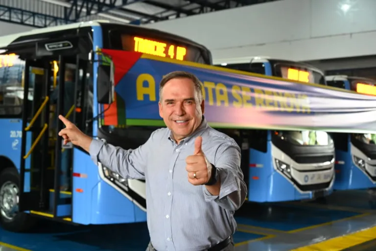 Prefeitura de Goiânia entrega 19 ônibus Euro 6 para o