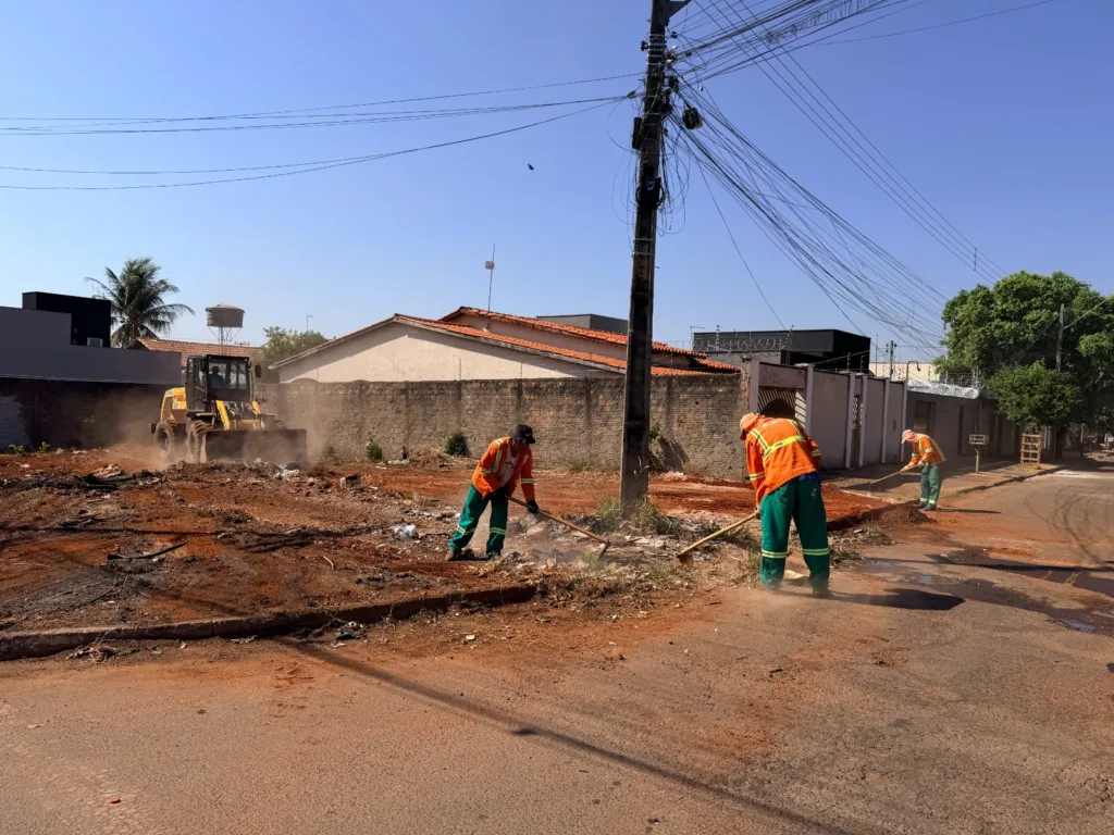 Prefeitura de Goiânia limpa terrenos autuados por falta de manutenção