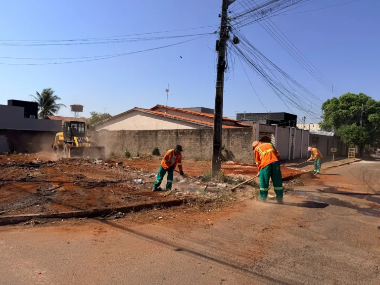 Prefeitura de Goiânia limpa terrenos autuados por falta de manutenção
