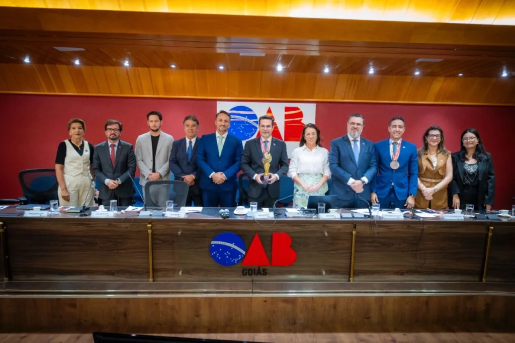 Presidentes da OAB-GO e da Casag recebem troféu e medalhas