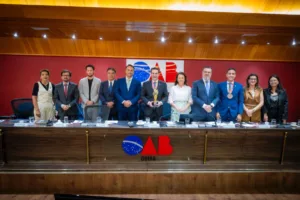 Presidentes da OAB-GO e da Casag recebem troféu e medalhas