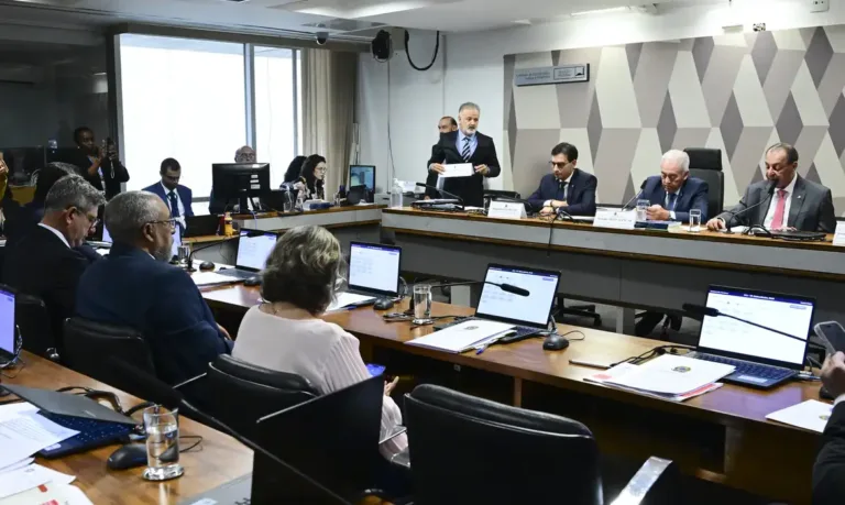 Comissão de Constituição e Justiça do Senado aprova proposta para acabar com a escala 6x1