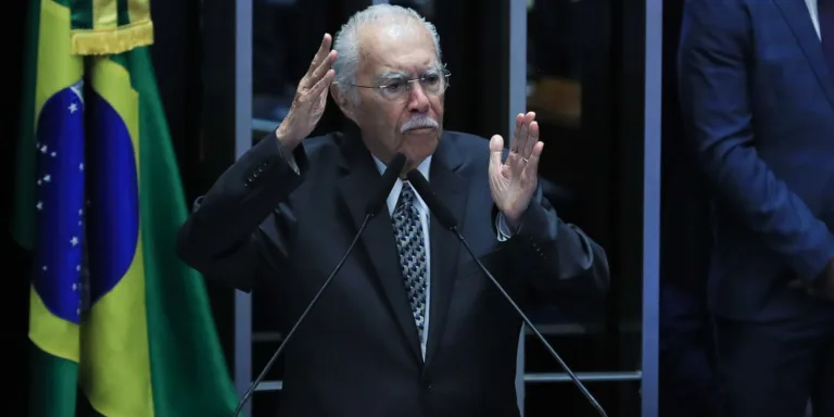 José Sarney é internado em UTI após procedimento abdominal