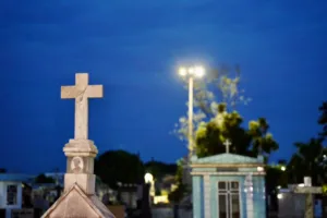 Cemitérios municipais de Goiânia recebem novas câmeras e iluminação para