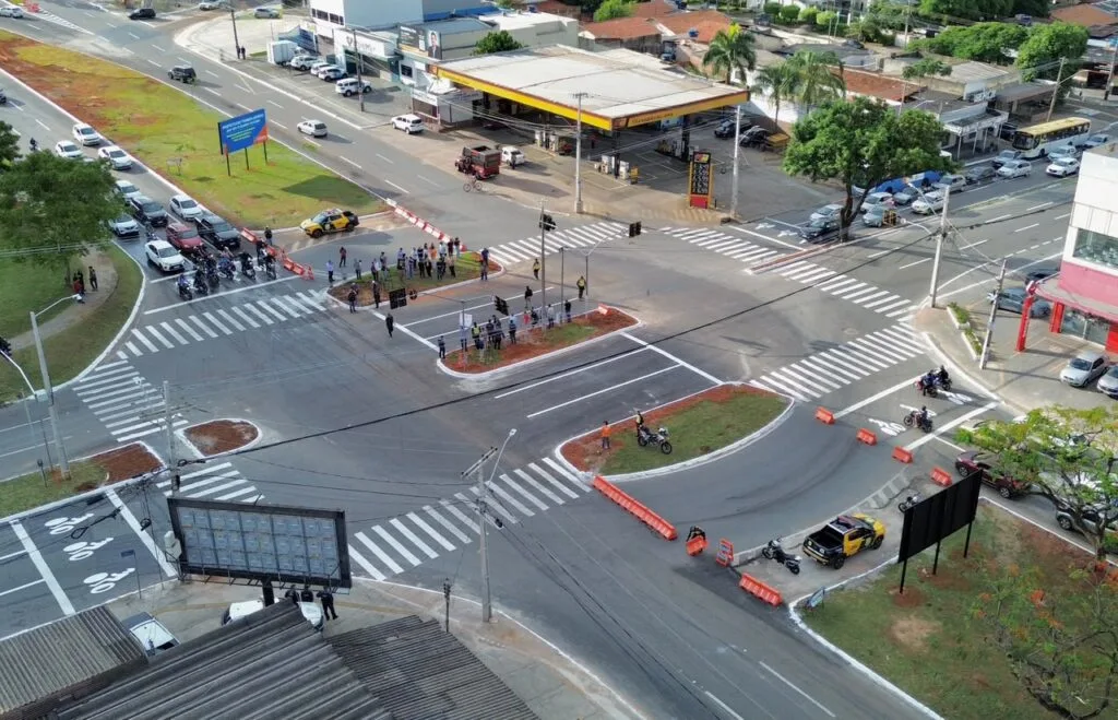 Cruzamento do Parque Amazônia troca rotatória por semáforo em Goiânia
