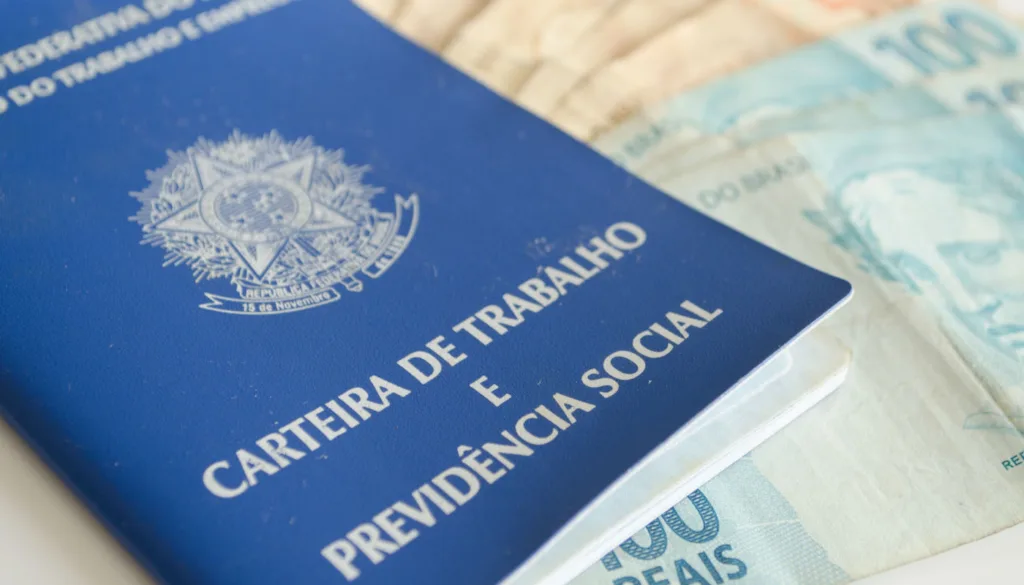 Justiça reconhece direito de professor de Goiás a gratificação por mestrado e afasta restrição aplicada pela Seduc