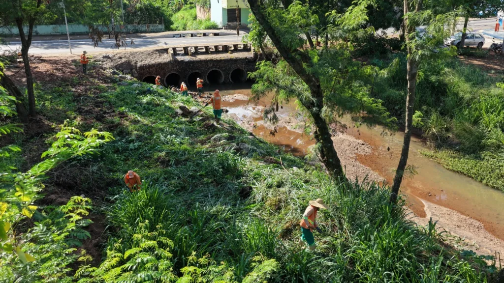 Equipes da Comurg reforçam limpeza de córregos para reduzir impactos