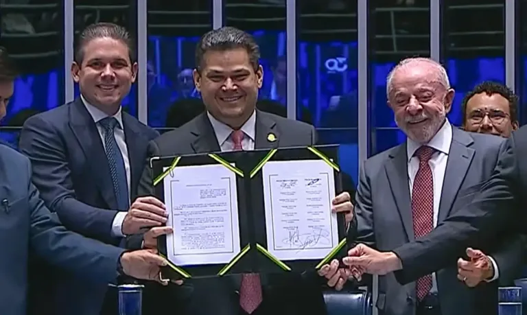 Congresso Nacional promulga emenda do fim da 6×1; escala 5×2 começa em 60 dias