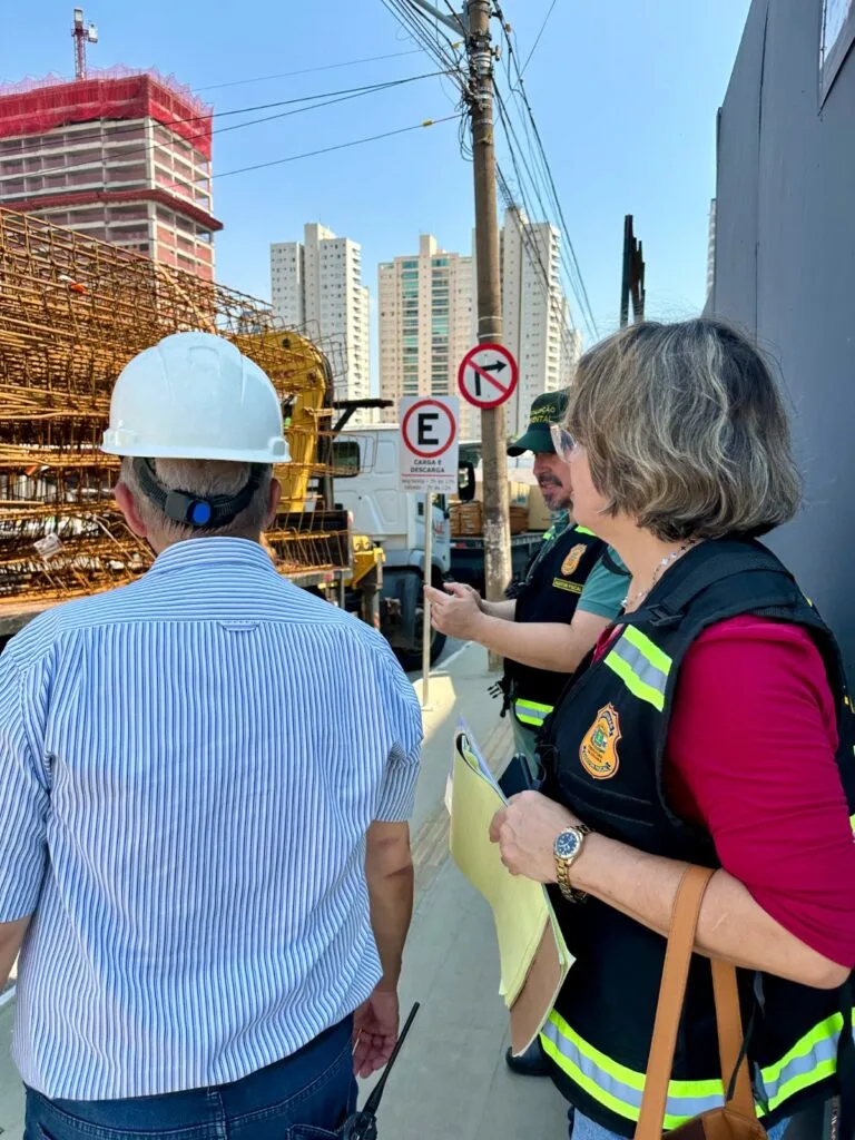Fiscais de Goiânia autuam construtora após concreto entupir rede de