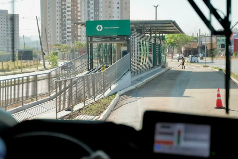 Goiânia conclui metronização de dois corredores de ônibus com semáforos