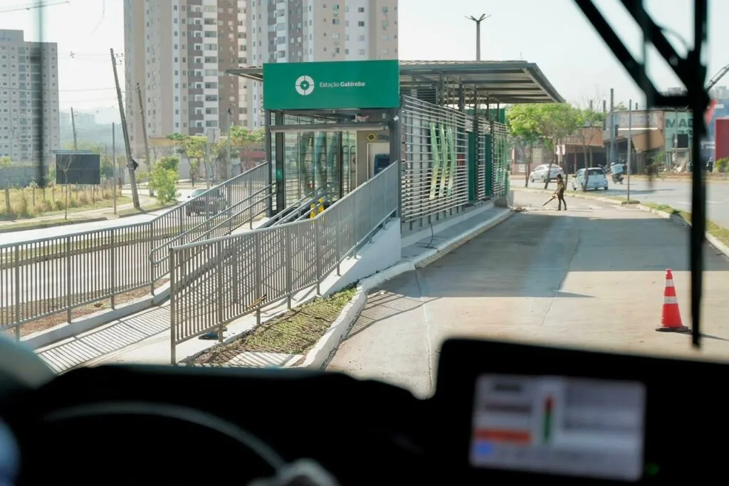 Goiânia conclui metronização de dois corredores de ônibus com semáforos