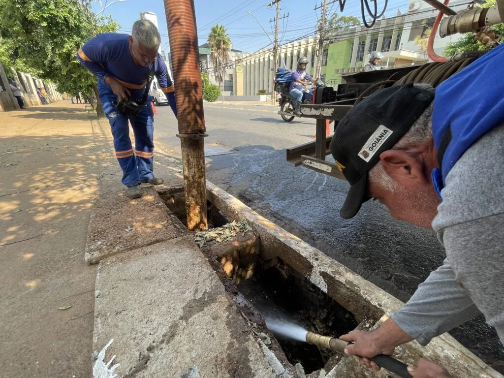 Goiânia intensifica limpeza de bueiros e bocas de lobo para