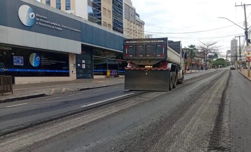 Goiânia repara trecho de asfalto danificado na Rua 9, no