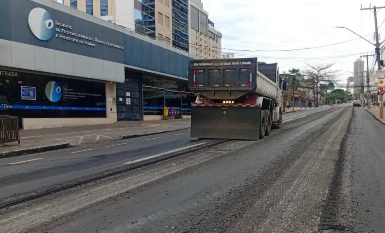 Goiânia repara trecho de asfalto danificado na Rua 9, no