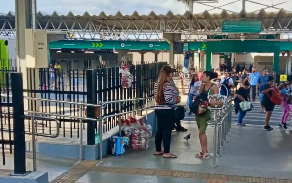 Guarda Civil e Polícia Militar orientam ambulantes em terminais de