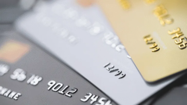 Mantida justa causa de trabalhadora que comprou iPhone, enxovais e pagou por serviços com cartões de sócios de empresa