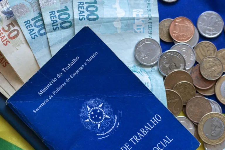 Reconhecido direito de médica à devolução de contribuições previdenciárias recolhidas acima do teto