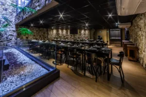 Coco Bambu é condenado a pagar R$ 15 mil por ofensas a garçom e proibição de sentar durante pausas; restaurante nega acusações