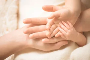 Com poema sobre maternidade, juíza de Rio Verde reconhece duas mães no registro de criança